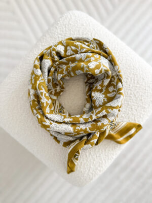 Foulard-blockprint-indien-imprimée-fleurs-couleurs-moutarde-blanc
