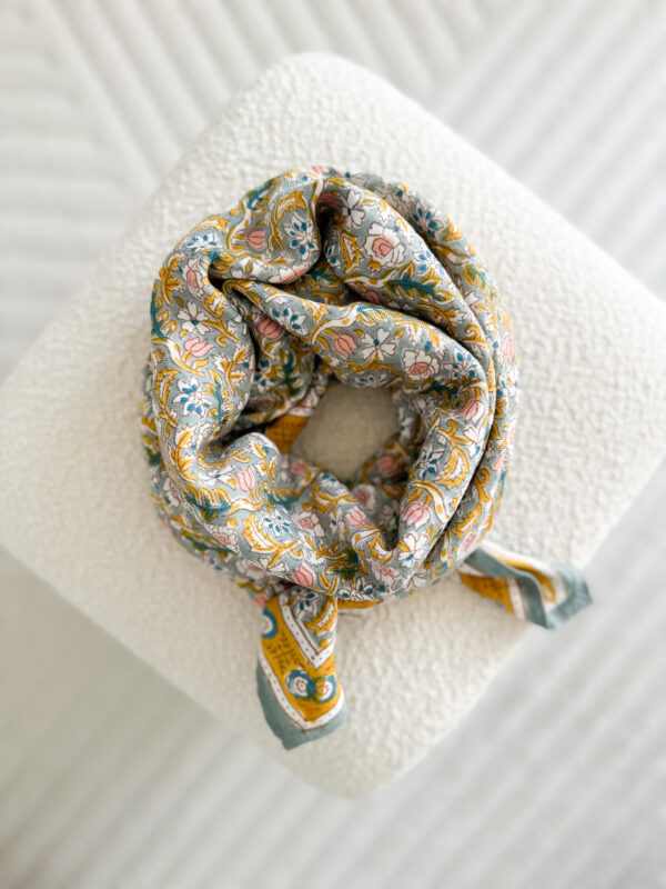 grandfoulard-vert-blanc-gris-moutarde-bonheurdujour-fleurs-impriméindien