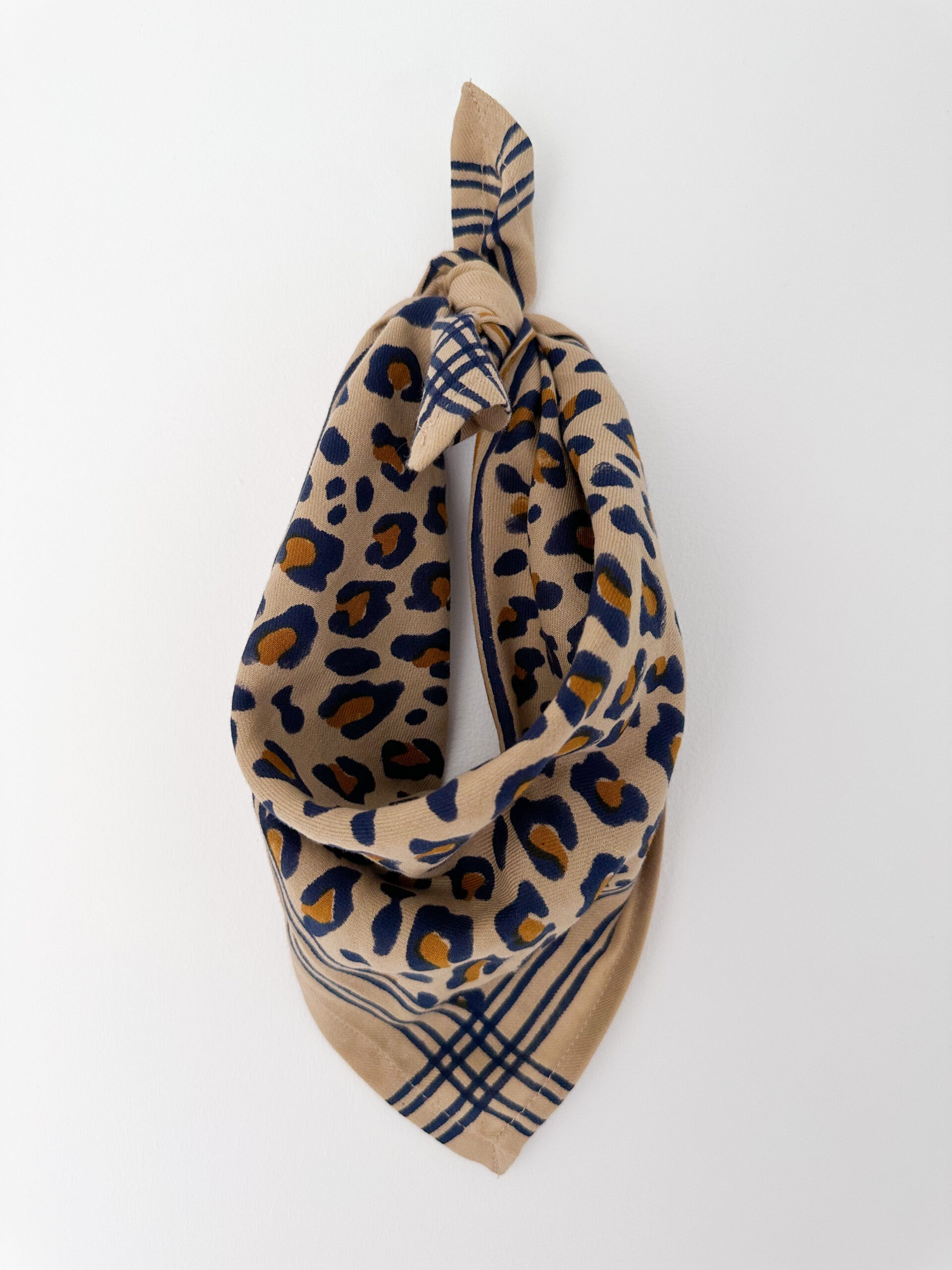 foulard-indien-petit-leopard-imprimé-camel-beige-bleumarine-blockprint
