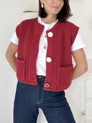 Gilet-sans-manches-bordeaux-boutons-dorés