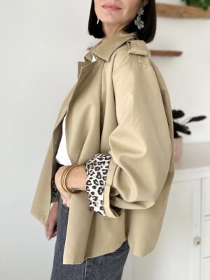 Trench-coat-court-beige-interieur-leopard