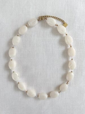 Collier-resine-perles-blanches