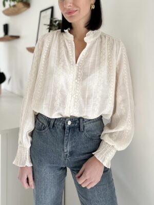 Chemise-écrue-détails-brodés