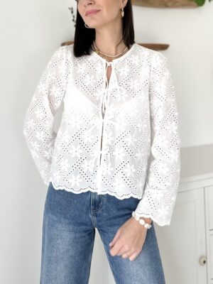Blouse-blanche-brodés-ajourés