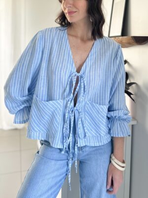 Blouse-bleue-rayures-blanches