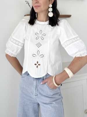 blouse-blanche-brodee-ajouree-manches-courtes