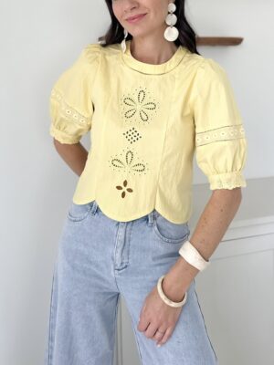 Blouse-jaune-details-brodees-manches-trois-quart-col-rond