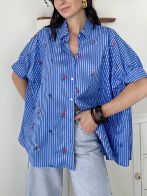 chemise-bleur-rayures-blanches-fleurs-brodees