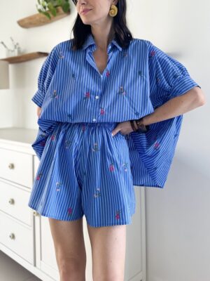 short-bleu-rayures-blanches-fkeurs-brodees