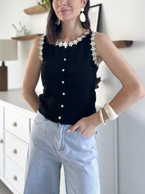 top-noir-fleurs-blanches-brodees-sans manches