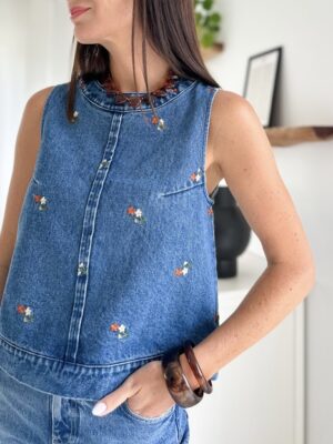 Top-jeans-sans-manches-bleu-fonce-fleurs-brodees