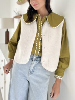 chemise-pistache-détails-blancs-col-claudine