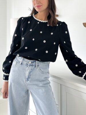 blouse-noire-broderies-blanches