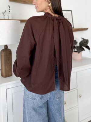 blouse-chocolat-noeud-au-dos-manches-longues