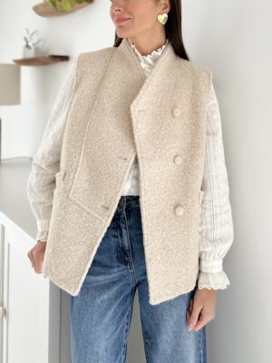veste-ecrue-sans-manches-boutons-croises