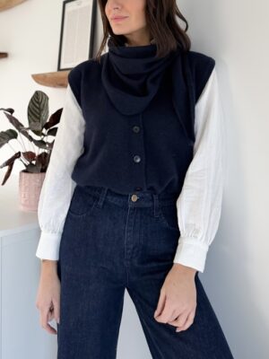 gilet-marine-sans-manches-echarpe-integree