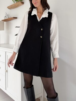 robe-sans-manches-courte-noire-évasée