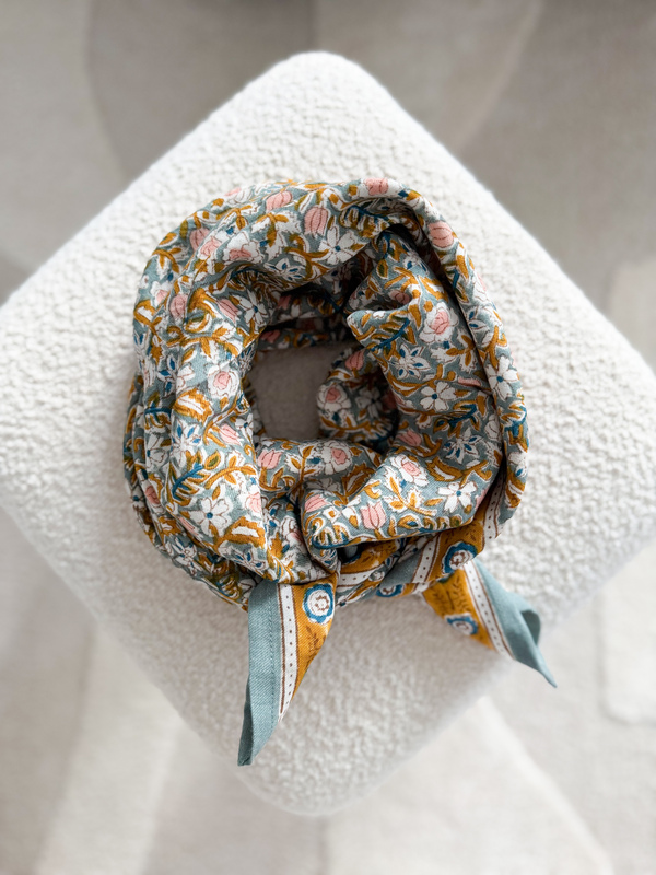 grandfoulard-vert-blanc-gris-moutarde-bonheurdujour-fleurs-impriméindien