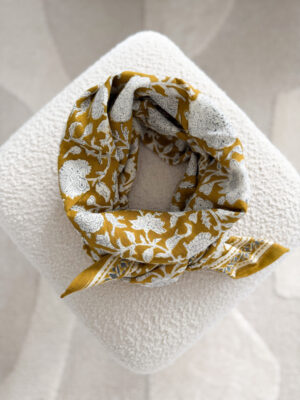 Foulard-blockprint-indien-imprimée-fleurs-couleurs-moutarde-blanc
