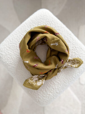 grand-foulard-imprime-teckel-olive