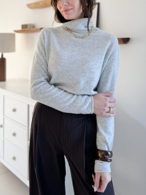 Pull-col-roulé-gris-manches-longues