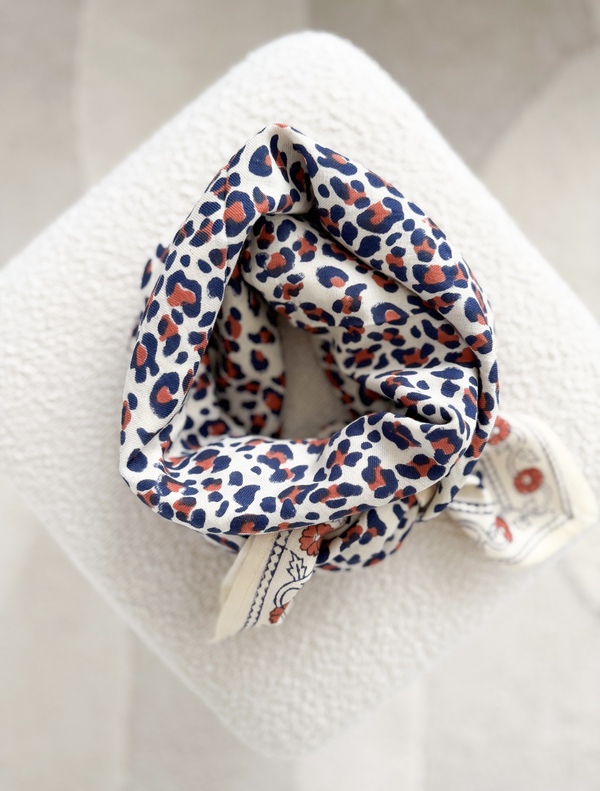 Foulard-indien-imprimé-léopard-marine-beige