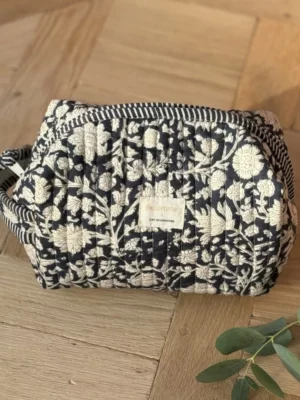 trousse de toilette petit format imprime fleurs bleu marine Anjali encre
