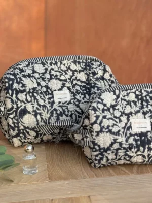 trousse de toilette grand format Anjali encre imprimé fleurs sur fond bleu marine