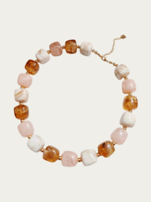 collier perles résine beige et rose forme carré