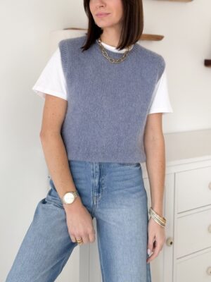 pull bleu encolure ronde sans manches