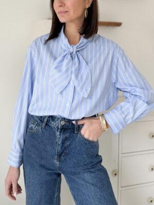 chemise bleue rayures blanches oversize nouée au col manches longues