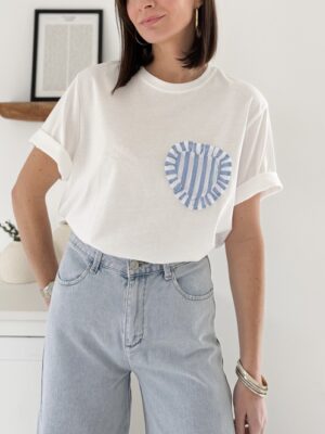 tee shirt blanc oversize détail coeur rayé avant gauche