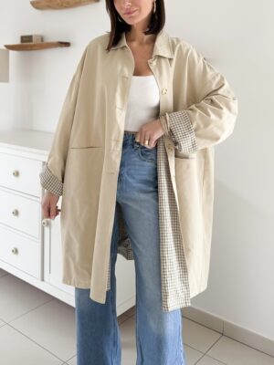 Trench-coat sable réversible vichy blanc et sable coupe oversize manches longues col classique long