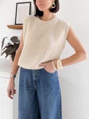 pull maille beige sans manches encolure onde beige