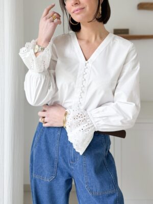 chemise blanche encolure en V boutonnée poignets brodés
