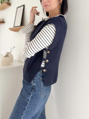 pull en maille sans manches bleu marine col rond boutons sur les côtés