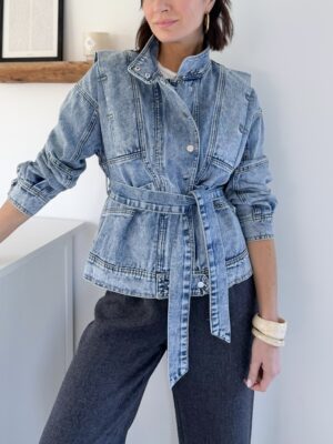 VESTE EN JEANS DENIM DÉLAVÉ CEINTURÉE MANCHES LONGUES