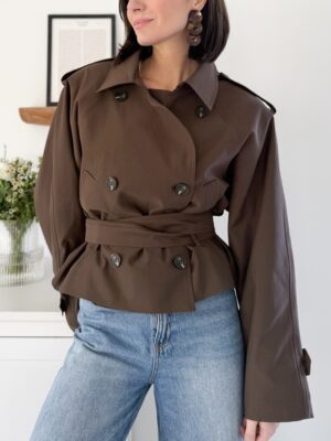 Trench-coat court marron ceinturé et col classique