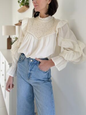 Blouse écrue col montant brodée et volant