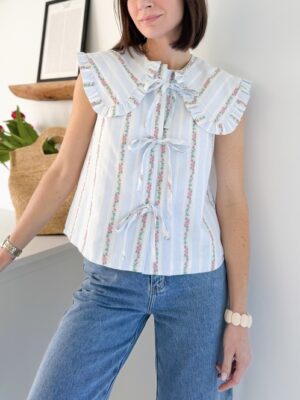 blouse motif floral sans manches col claudine