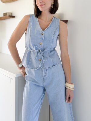 gilet sans manches boutonné jeans clair col v lien à la taille