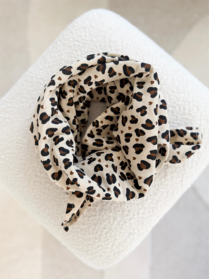 grand foulard léopard coeur beige
