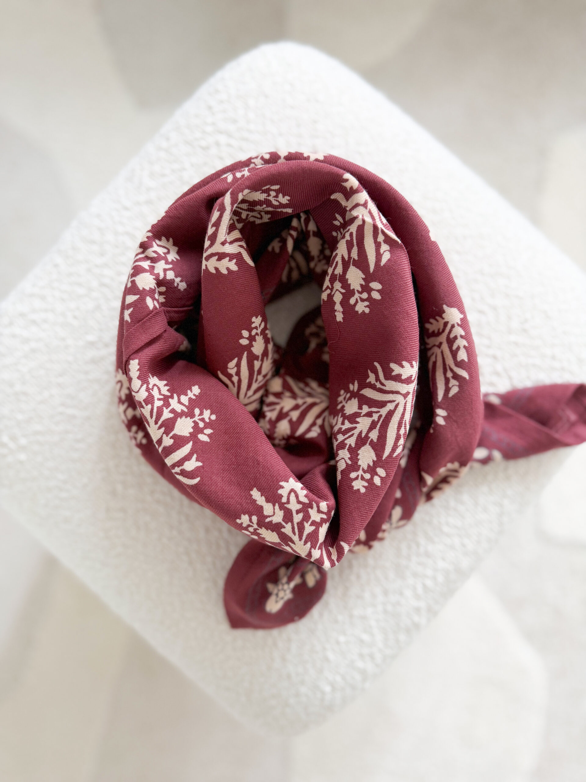 Grand foulard galaxie bordeaux motif fleuri