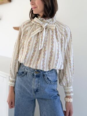 Blouse fleurie col victorien manches longues coton lien à nouer