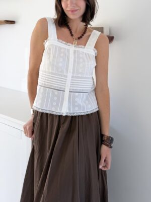 Top blanc à bretelles entièrement boutonné détails brodés