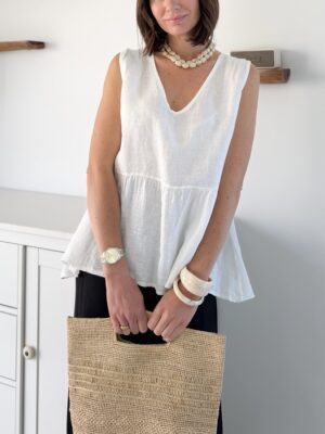 blouse top sans manches en lin blanche col v vaporeuse