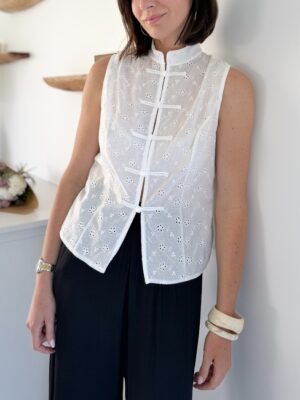 Top blanc brodé sans manches col mao