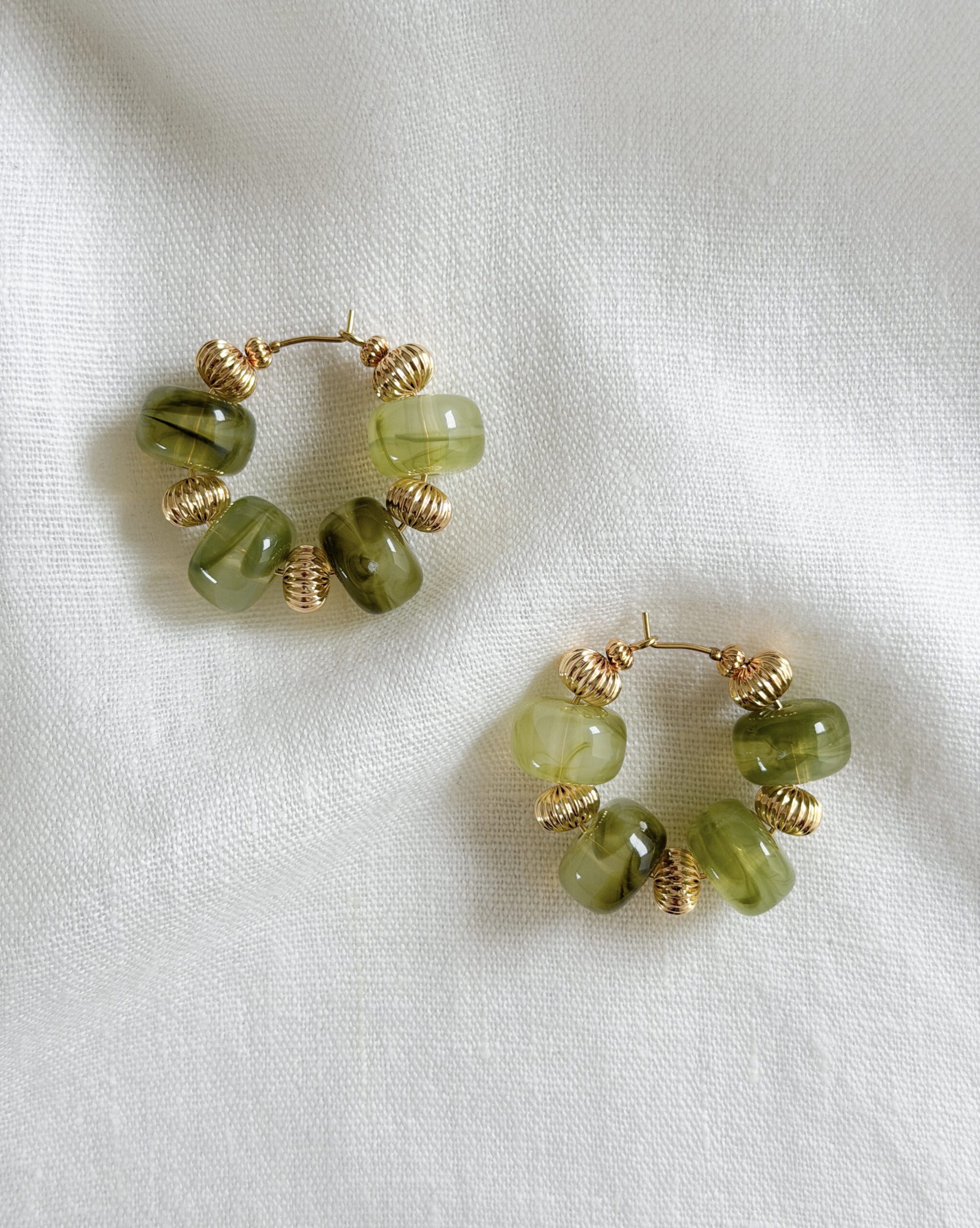 boucles-doreilles-creoles-perles-vert-olive