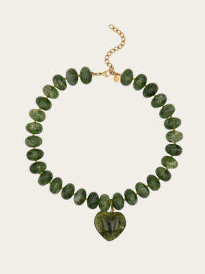 Collier en perles colorées et pendentif en forme de coeur en résine