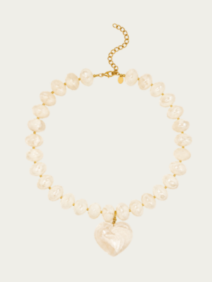 Collier en perles blanches et pendentif en forme de coeur en résine